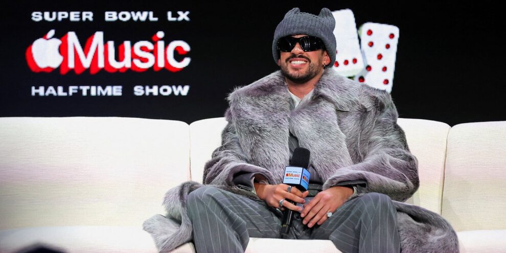Bad Bunny, vencedor do Grammy e crítico de Trump, canta no Super Bowl