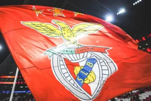 Benfica identifica torcedores que cometeram racismo contra Vini, diz jornal
