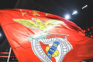 Benfica promete recorrer após Uefa suspender acusado de racismo contra Vini