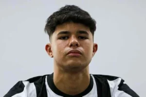Bruninho Samudio faz 16 anos e assina 1º contrato profissional com Botafogo