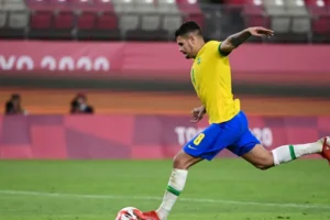 Bruno Guimarães sofre grave lesão e abre chance de Ancelotti testar novos volantes na seleção