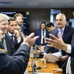 CPMI do INSS acaba em briga após quebra de sigilo de Lulinha; assista