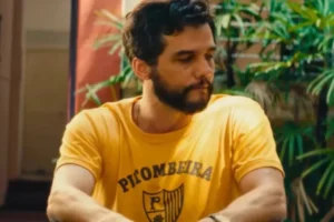 Camisas amarelas da Pitombeira, vistas em 'O Agente Secreto', tomam ruas de PE