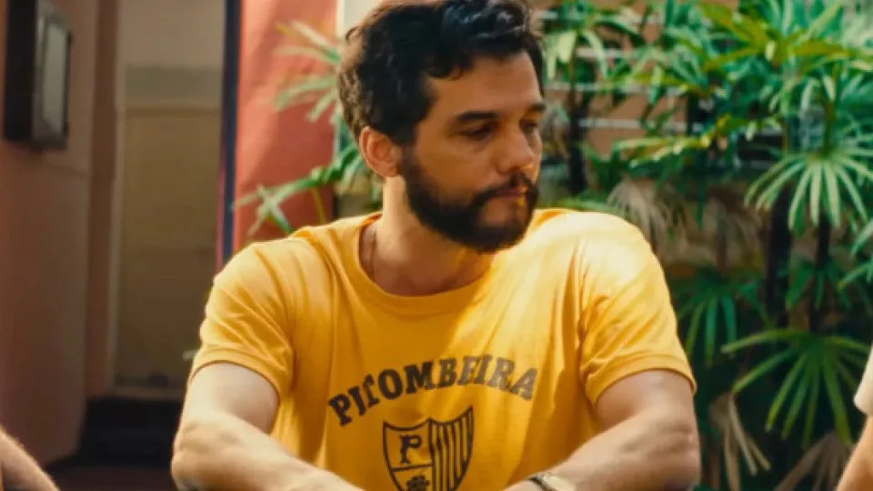 Camisas amarelas da Pitombeira, vistas em 'O Agente Secreto', tomam ruas de PE