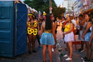 Carnaval: segurar xixi pode prejudicar saúde