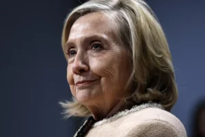 Clinton depõe, diz não conhecer Epstein e desafia Trump a depor