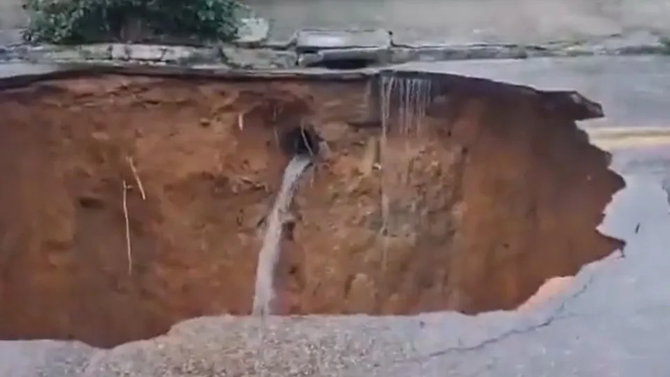 Cratera se abre em rua e 156 ficam desalojados em São José dos Campos (SP)