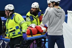 De arrepiar! Patinadora se corta com lâmina do patins da adversária