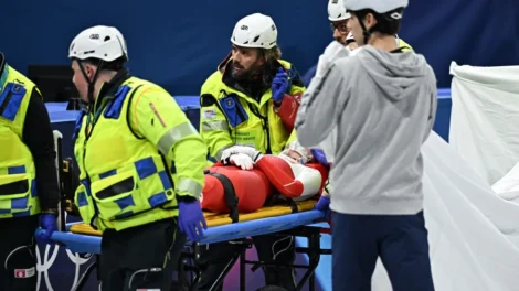 De arrepiar! Patinadora se corta com lâmina do patins da adversária