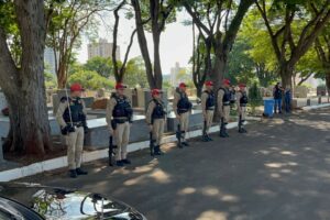 Enterro de policial militar de Maringá que morreu em acidente com viatura é marcado por emoção e homenagens