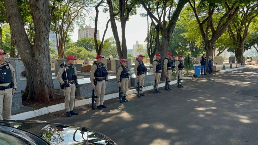 Enterro de policial militar de Maringá que morreu em acidente com viatura é marcado por emoção e homenagens