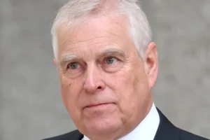 Ex-príncipe Andrew fica preso por 11 horas por suspeita envolvendo caso Epstein