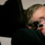 Família rebate críticas por foto de Stephen Hawking em ilha de Epstein