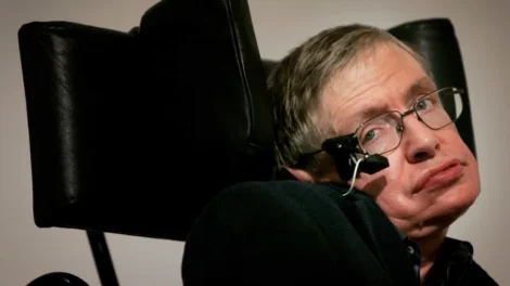 Família rebate críticas por foto de Stephen Hawking em ilha de Epstein