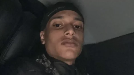 Foragido da Justiça, Oruam lança música e aparece com tornozeleira eletrônica em clipe