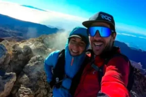 Homem é julgado por deixar namorada morrer em montanha: 'mandou embora'