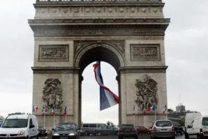 Homem é morto pela polícia ao tentar esfaquear músico no Arco do Triunfo