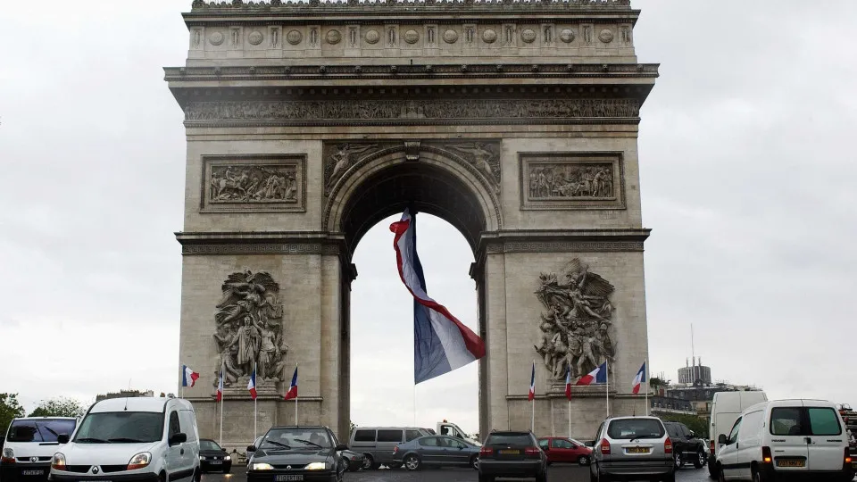 Homem é morto pela polícia ao tentar esfaquear músico no Arco do Triunfo