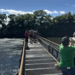 Homem ergue bebê sobre abismo nas Cataratas do Iguaçu e revolta web