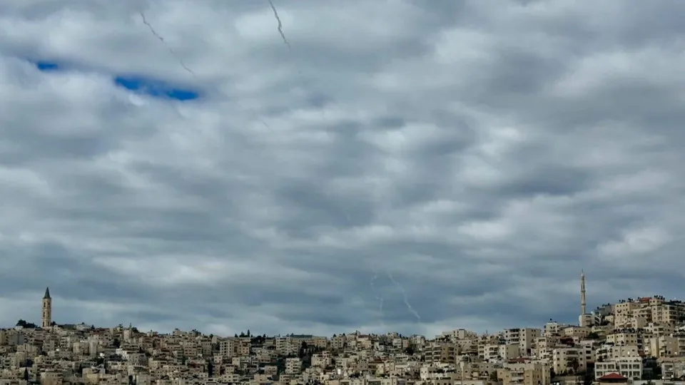 Irã revida e lança mísseis contra Israel após ataque dos Estados Unidos