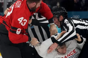 Jogadores brigam feio durante partida de hóquei no gelo; vídeo