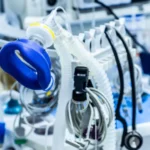 Jovem esfaqueada ao negar namoro respira sem aparelhos, diz mãe