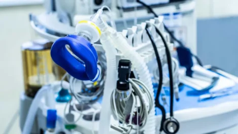 Jovem esfaqueada ao negar namoro respira sem aparelhos, diz mãe