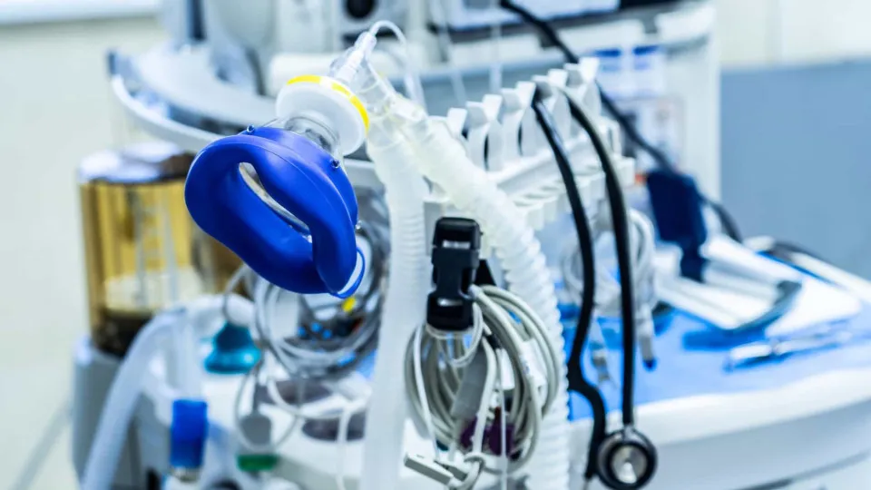 Jovem esfaqueada ao negar namoro respira sem aparelhos, diz mãe