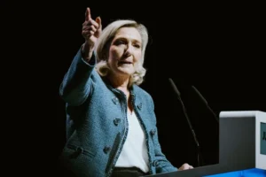 Le Pen diz que não fará campanha à Presidência da França se tiver de usar tornozeleira eletrônica