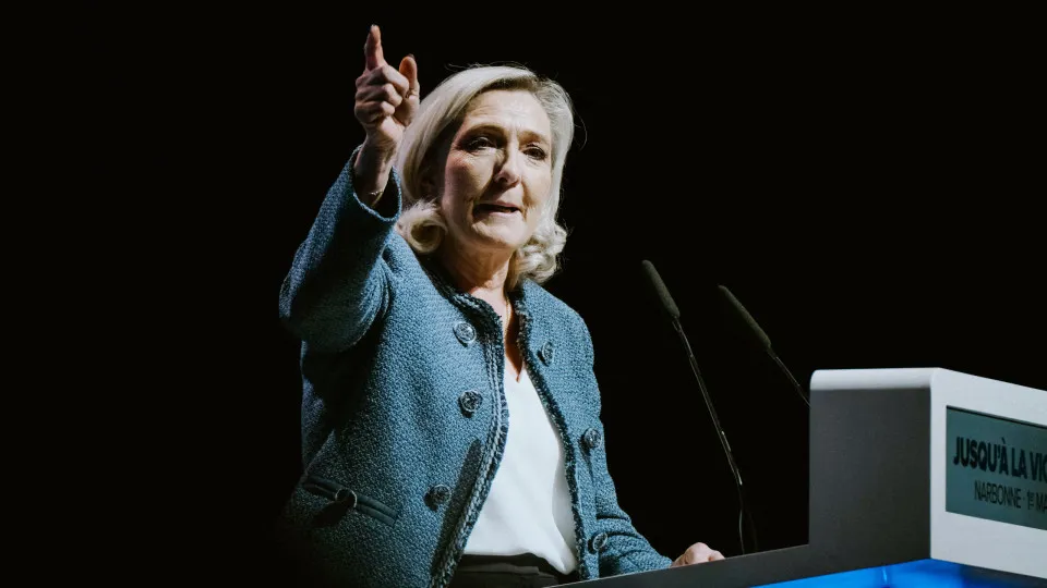Le Pen diz que não fará campanha à Presidência da França se tiver de usar tornozeleira eletrônica