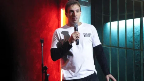 Leo Lins é absolvido de condenação de oito anos de prisão e celebra nas redes sociais