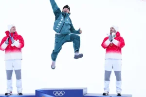 Lucas Pinheiro exalta 'superpoder' após ouro inédito nos Jogos de Inverno