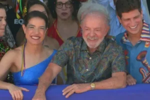 Lula acompanha desfile no Recife ao lado do prefeito João Campos e da governadora Raquel Lyra