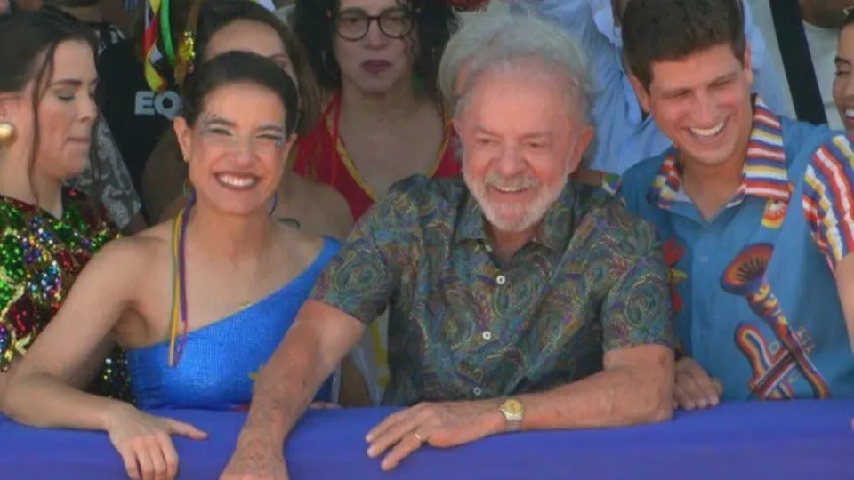 Lula acompanha desfile no Recife ao lado do prefeito João Campos e da governadora Raquel Lyra