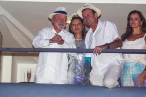 Lula é ovacionado na Sapucaí ao aparecer em camarote no Rio