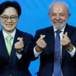 Lula exibe luva com quatro dedos em encontro com presidente da Coreia do Sul