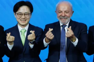 Lula exibe luva com quatro dedos em encontro com presidente da Coreia do Sul