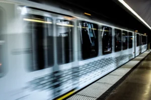 Metrô diz que vai demitir funcionário que negou auxílio à vítima de assédio