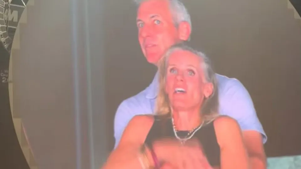 Mulher 'flagrada' em show dá palestra sobre gestão de crise a R$ 4 mil