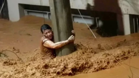 Mulher sobrevive após 3h agarrada a um poste durante enchentes em MG