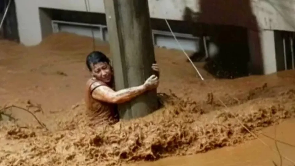 Mulher sobrevive após 3h agarrada a um poste durante enchentes em MG
