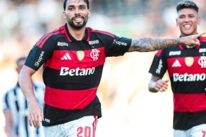 Paquetá desencanta, Flamengo vence Botafogo e vai à semi do Carioca