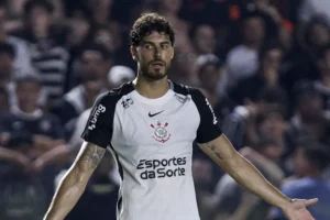 Pedro Raul vê filme repetido enquanto aguarda chances no Corinthians