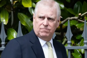 Polícia faz novas buscas em antiga casa de ex-príncipe Andrew em Windsor