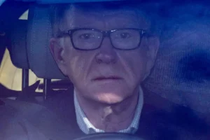 Polícia libera após fiança ex-embaixador britânico acusado de vazar informações a Epstein