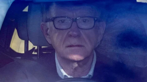 Polícia libera após fiança ex-embaixador britânico acusado de vazar informações a Epstein