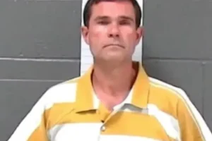 Prefeito é preso após ser flagrando cheirando calcinhas de adolescente