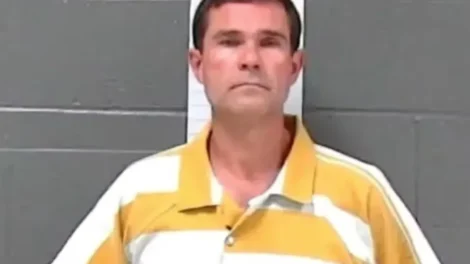 Prefeito é preso após ser flagrando cheirando calcinhas de adolescente