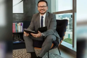 Promotoria denuncia ex-professor de direito por crimes sexuais contra dez mulheres no RS