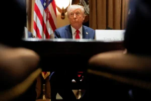 Receita dos EUA vaza dados fiscais de milhares de pessoas para setor de imigração, diz jornal